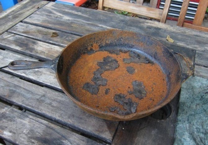 Чугунная сковорода старая с нагаром
