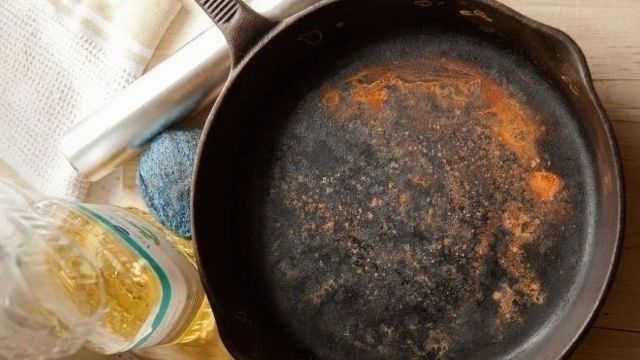 Легкие способы почистить сковороду из чугуна от ржавчины