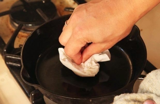 Чугунная сковорода после очистки нагара