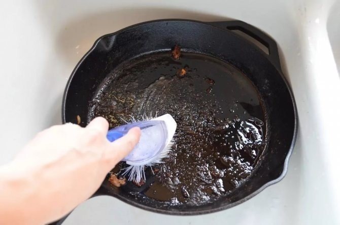 Чугунная сковорода после очистки нагара