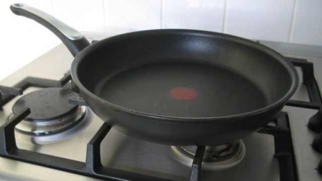 Рецепты и способы, как очистить чугунную сковородку от черного нагара в домашних условиях