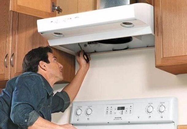 Монтаж вытяжки для кухни с отводом в вентиляцию под натяжной потолок