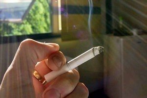 Курит тонкие сигареты