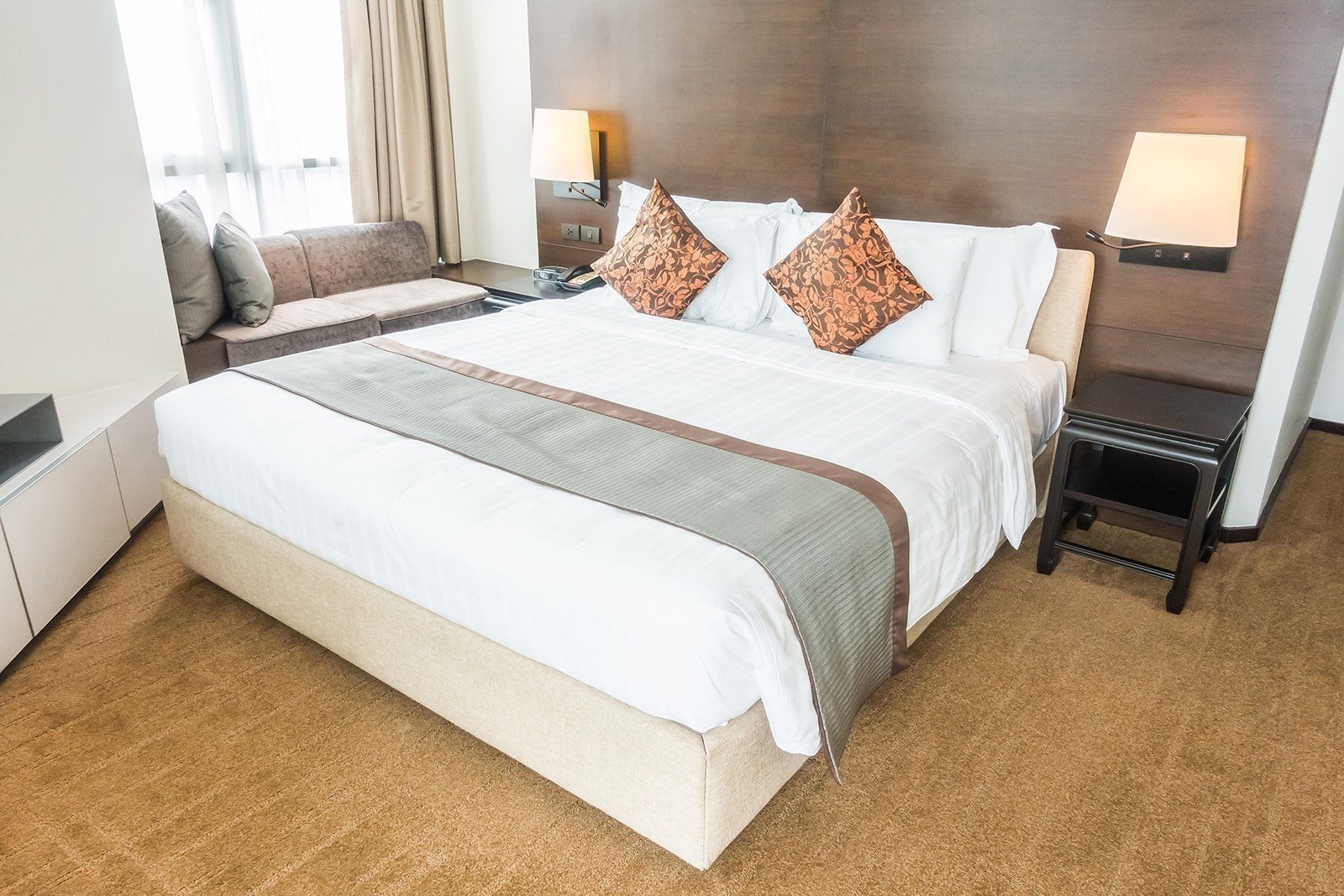 Заправленная кровать в отеле