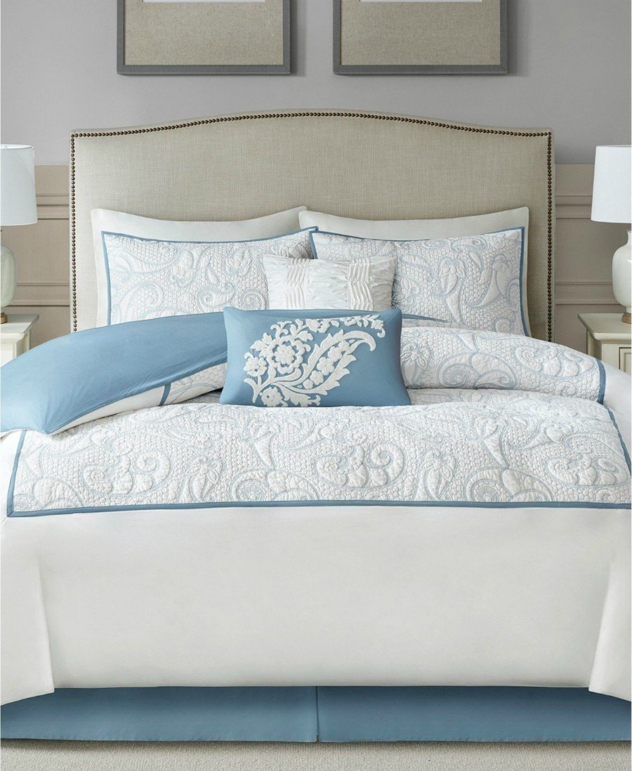 Кровать шикарная с голубым одеялом