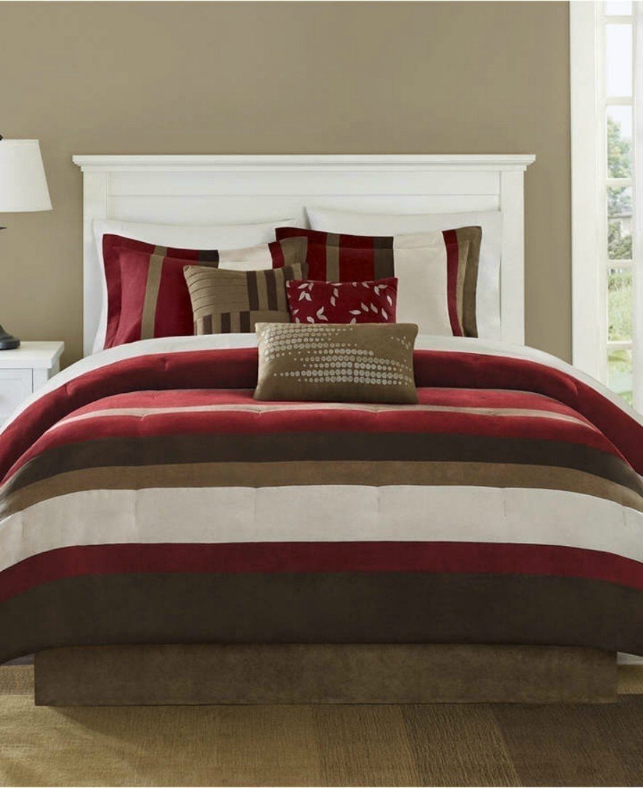 Спальня с красной мебелью