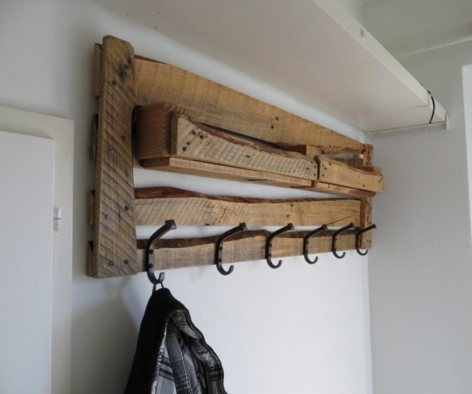 Деревянная вешалка для одежды на стену