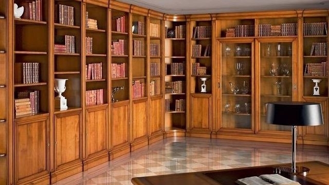 Угловые шкафы для книг со стеклом: малогабаритные и большие модели из дерева