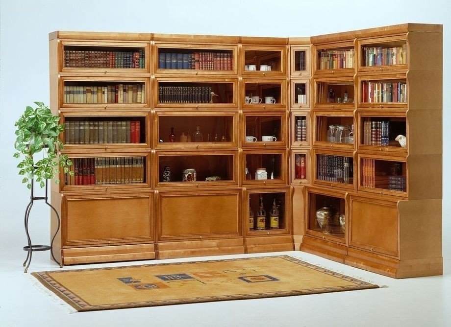 Вместительный книжный шкаф