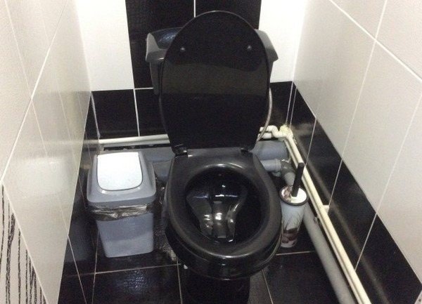 Дизайн туалета с черным унитазом