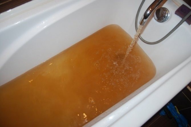 Желтая вода в ванной