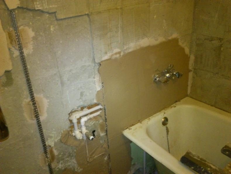 Неровные стены в ванной
