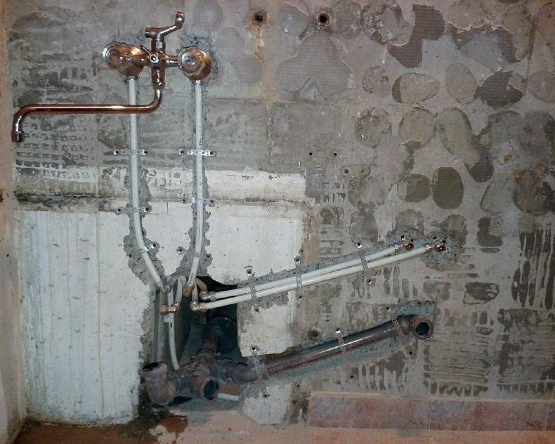 Трубы в стене в ванной