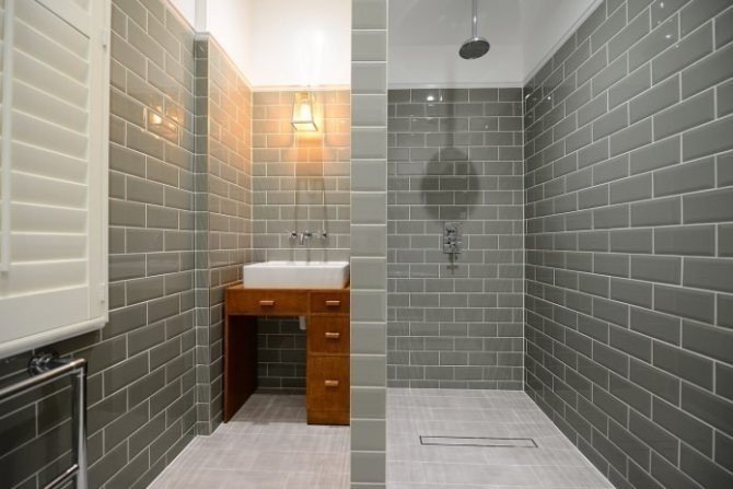 Дизайн ванной комнаты с душем из стеклоблоков