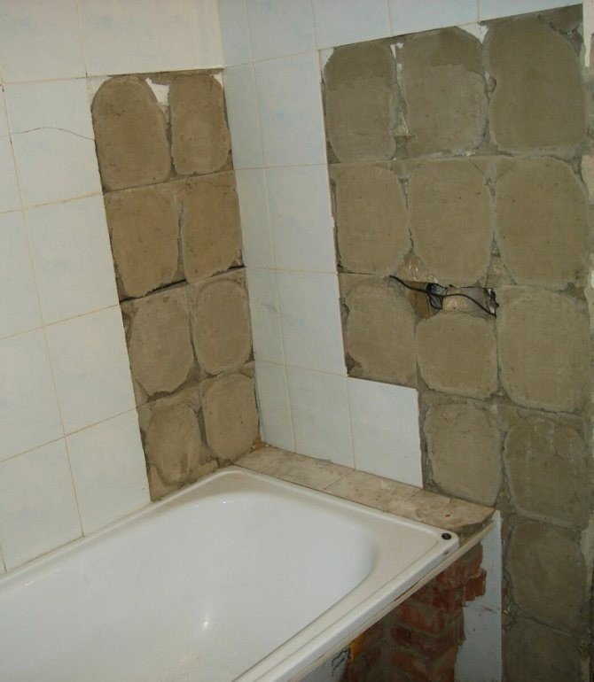 Старая плитка в ванной