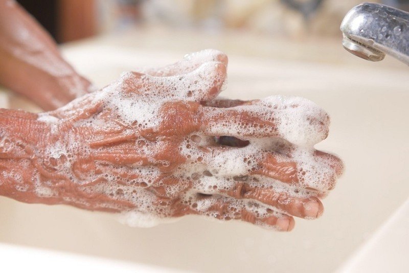Вымойте руки с мылом под проточной водой
