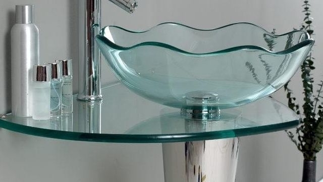 Стеклянная раковина для ванной комнаты: плюсы и минусы, правила выбора, советы по уходу