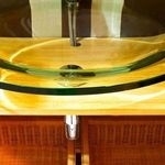 Стеклянные раковины для ванной: характерные особенности, преимущества, типы и недостатки