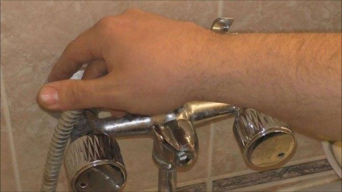 Течёт кран смесителя в ванной