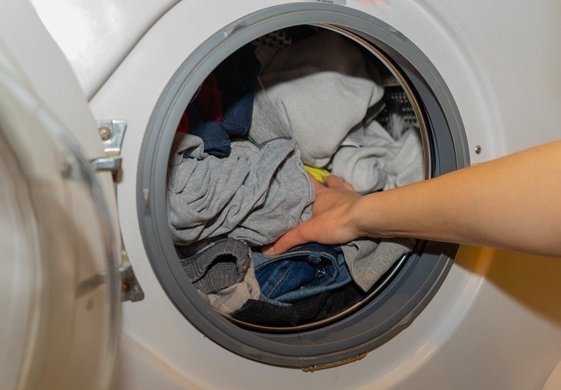 Грязное белье в стиральной машине