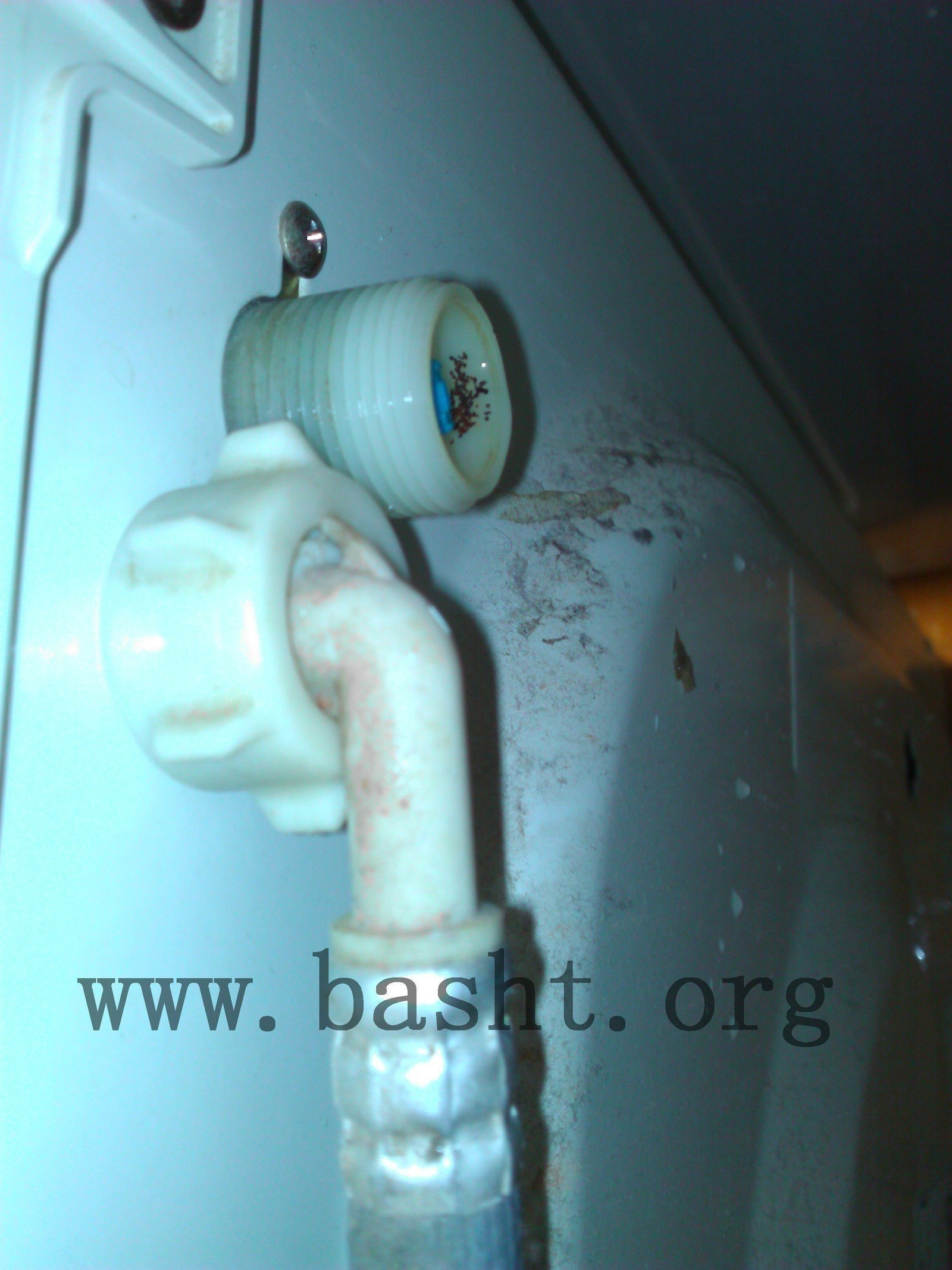 Кран для подачи воды в стиральную машину в отключенном состоянии