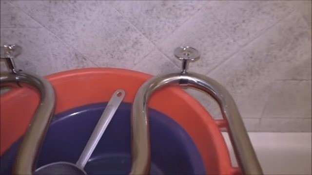 Крепление полотенцесушителя в ванной к стене