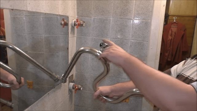 Крепление полотенцесушителя в ванной к стене