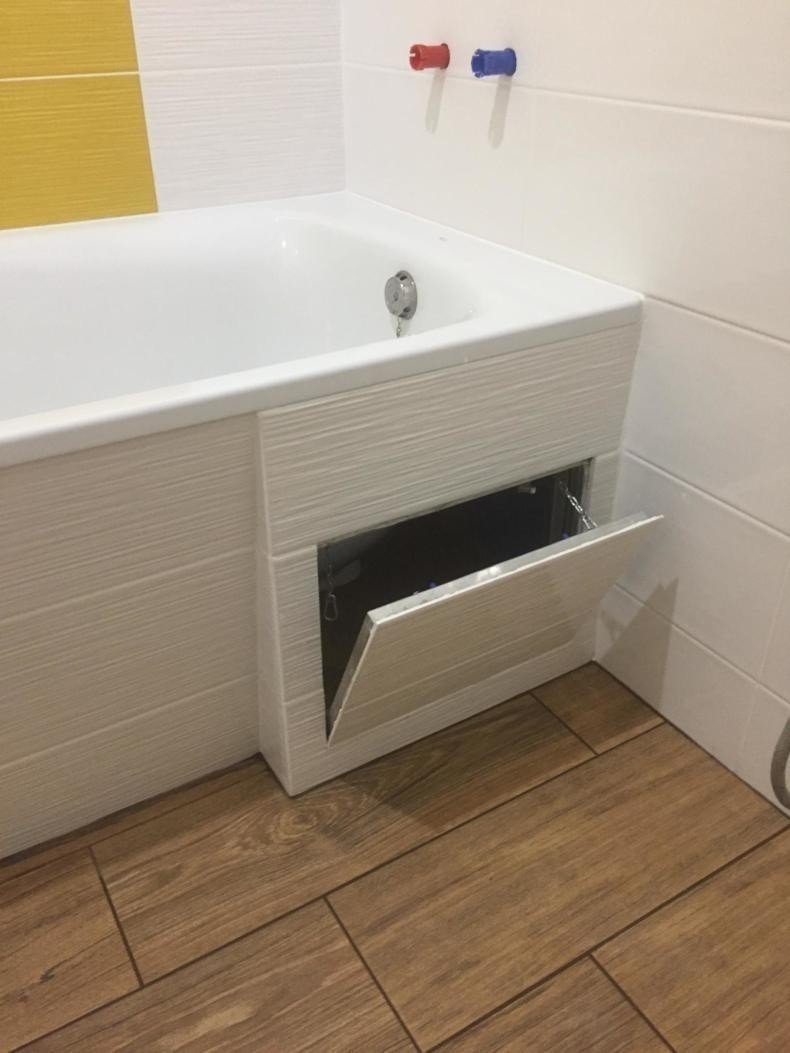 Экран для ванны из плитки с нишей для ног
