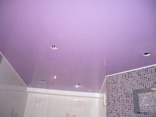 Фиолетовый натяжной потолок в ванную