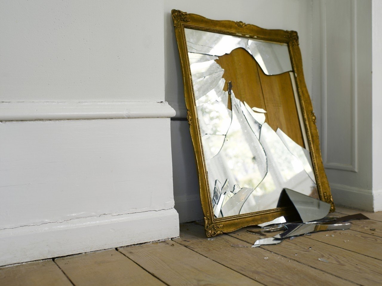 Разбитое зеркало в квартире