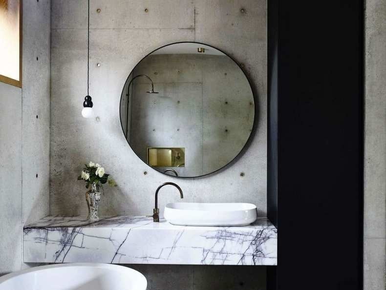 Круглое зеркало в интерьере ванной