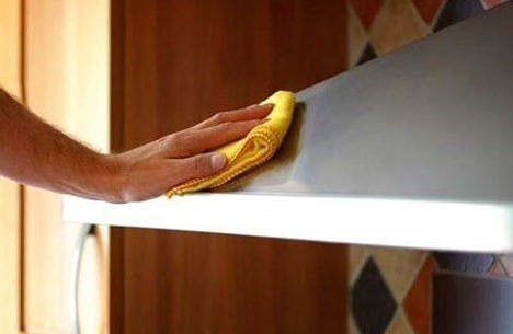 Очистить кухонные шкафчики от жирного налета