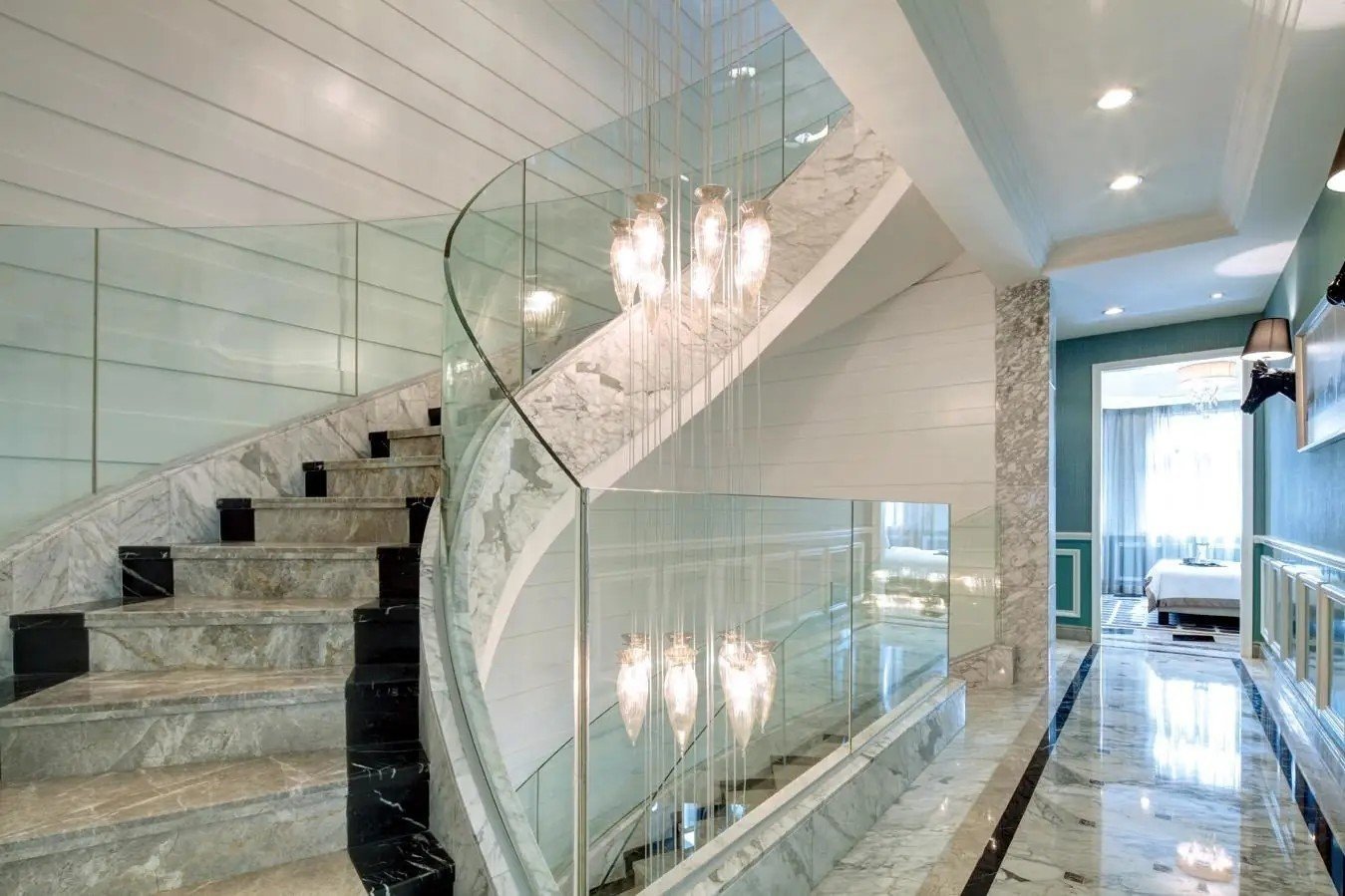 Винтовая лестница со стеклянными перилами